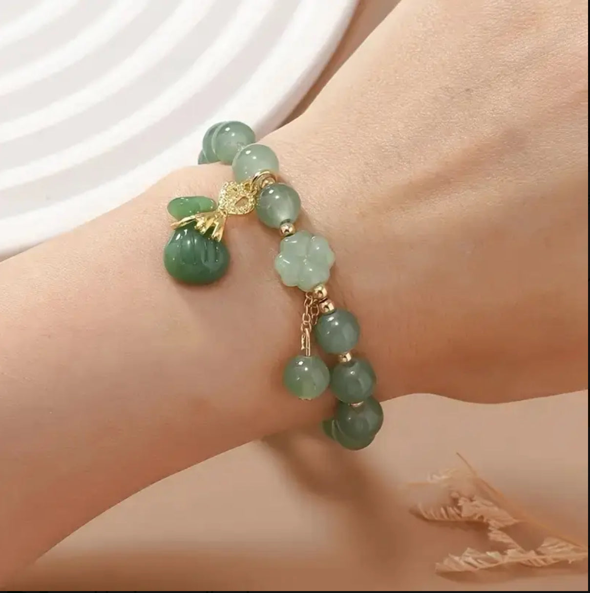 Bracelet en Jade Vert et Charms – Abondance et Chance