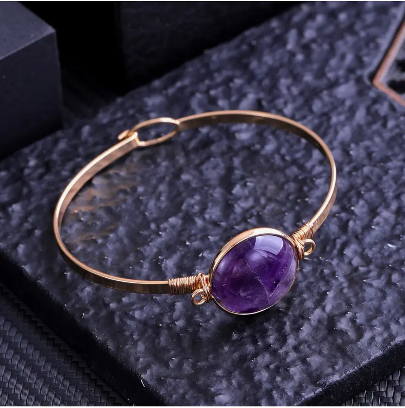 Bracelet "Sérénité Spirituelle" – Jonc Doré & Perle d'Améthyste Ovale
