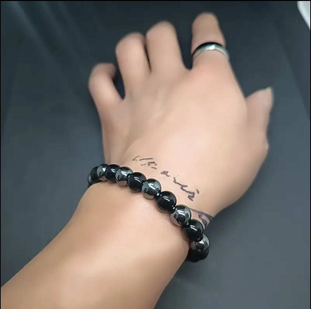Bracelet Force & Équilibre – Perles Noires et Hématite