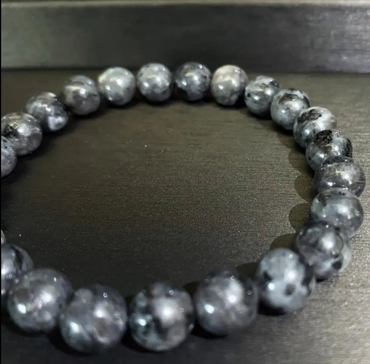 Bracelet en Larvikite – Protection et Ancrage