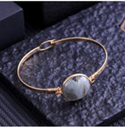 Bracelet "Mystère Boréal" – Jonc Doré & Perle de Labradorite Ovale