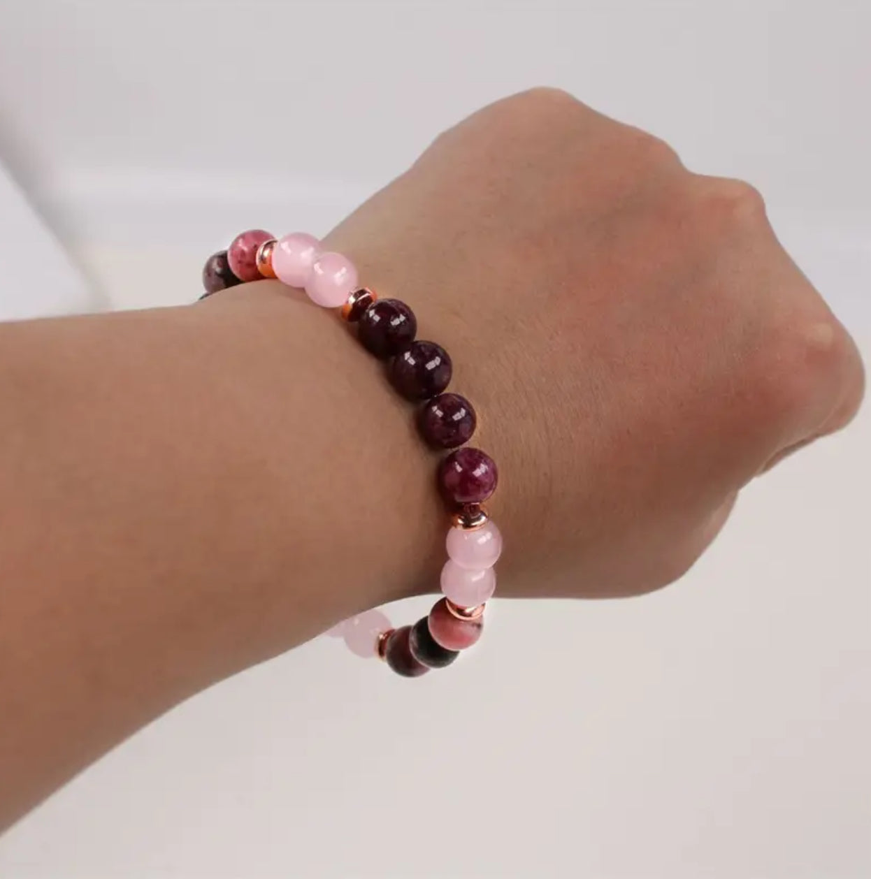 Bracelet en Quartz Rose, Rhodonite, Grenat & Onyx – Amour & Stabilité