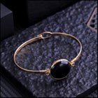 Bracelet "Éclat Nocturne" – Jonc Doré & Perle d'Onyx Noire Ovale
