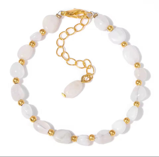 Bracelet "Éclat Lunaire" en Pierre de Lune (Pierres Roulées et Détails Dorés)