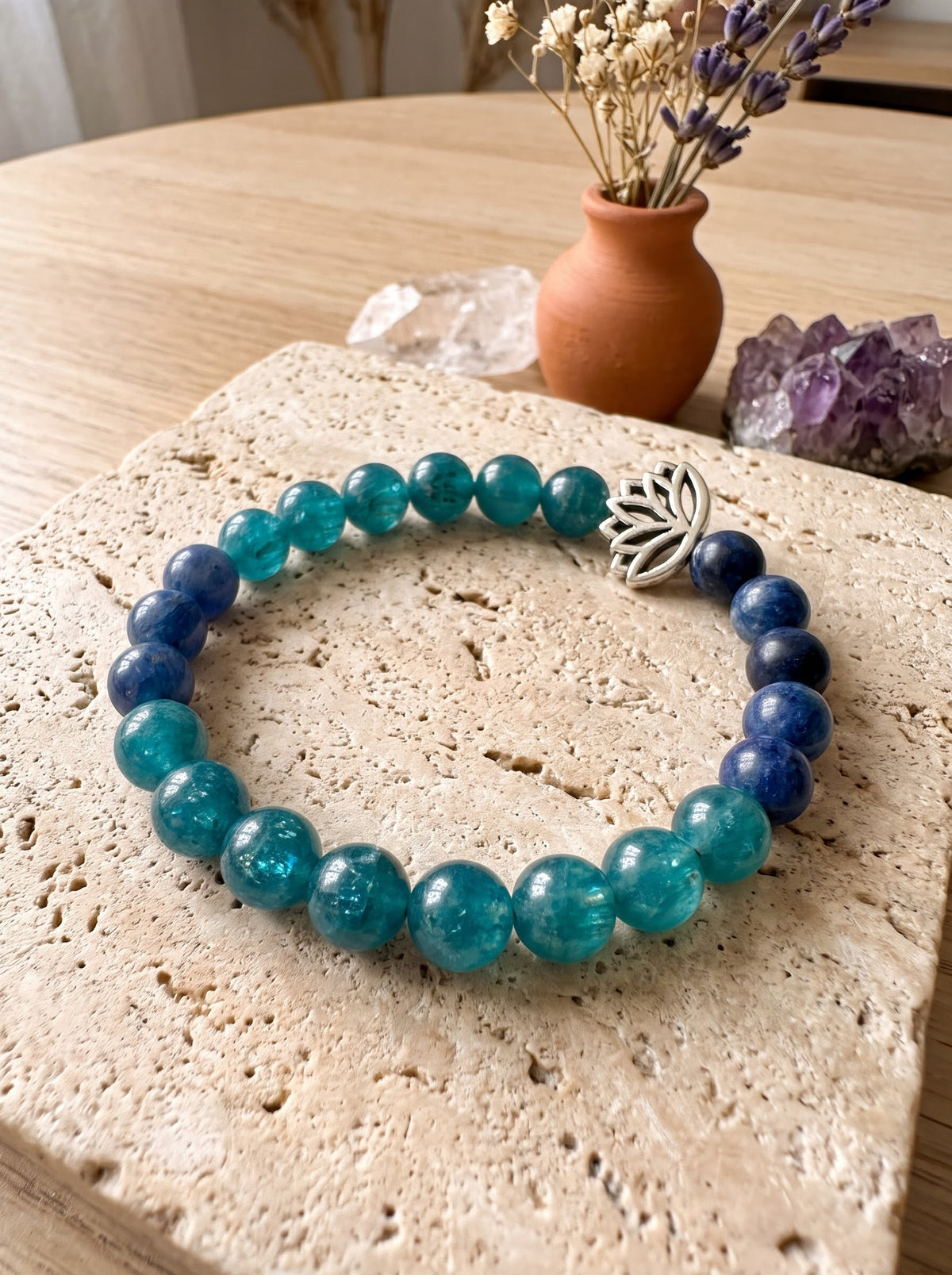 Bracelet "Harmonie et Fleur de Lotus" en Apatite Bleue et Dumortiérite